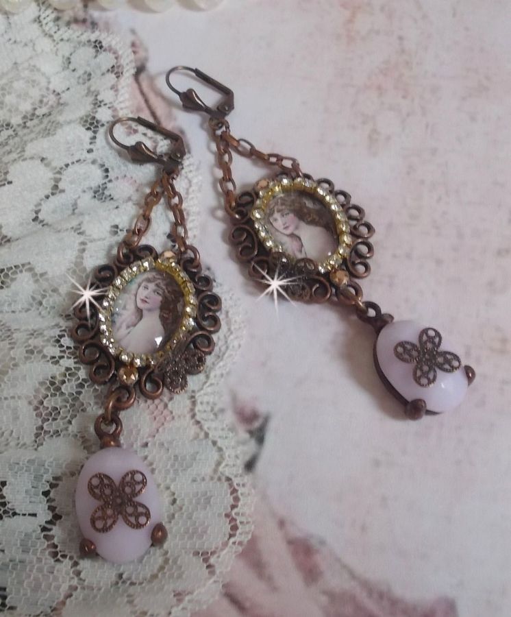 BO Blondy Roses cr&eacute;&eacute;es avec des cabochons PureCrystal, des cabochons loupes, des m&eacute;daillons et une cha&icirc;ne strass