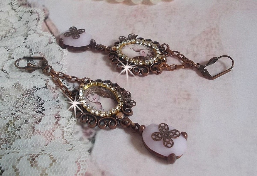 BO Blondy Roses cr&eacute;&eacute;es avec des cabochons PureCrystal, des cabochons loupes, des m&eacute;daillons et une cha&icirc;ne strass