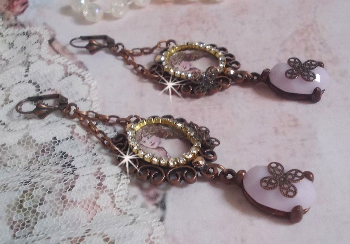 BO Blondy Roses cr&eacute;&eacute;es avec des cabochons PureCrystal, des cabochons loupes, des m&eacute;daillons et une cha&icirc;ne strass