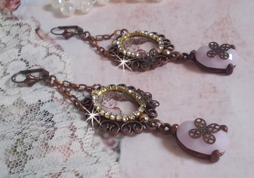 BO Blondy Roses cr&eacute;&eacute;es avec des cabochons PureCrystal, des cabochons loupes, des m&eacute;daillons et une cha&icirc;ne strass