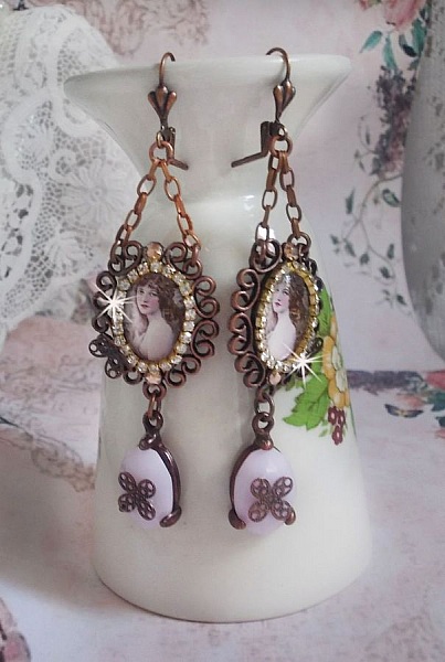 BO Blondy Roses cr&eacute;&eacute;es avec des cabochons PureCrystal, des cabochons loupes, des m&eacute;daillons et une cha&icirc;ne strass