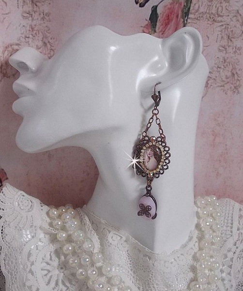 BO Blondy Roses cr&eacute;&eacute;es avec des cabochons PureCrystal, des cabochons loupes, des m&eacute;daillons et une cha&icirc;ne strass