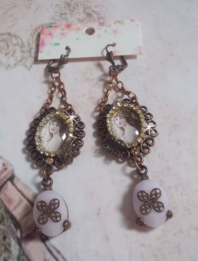 BO Blondy Roses cr&eacute;&eacute;es avec des cabochons PureCrystal, des cabochons loupes, des m&eacute;daillons et une cha&icirc;ne strass