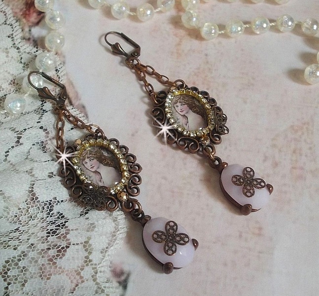 BO Blondy Roses cr&eacute;&eacute;es avec des cabochons PureCrystal, des cabochons loupes, des m&eacute;daillons et une cha&icirc;ne strass