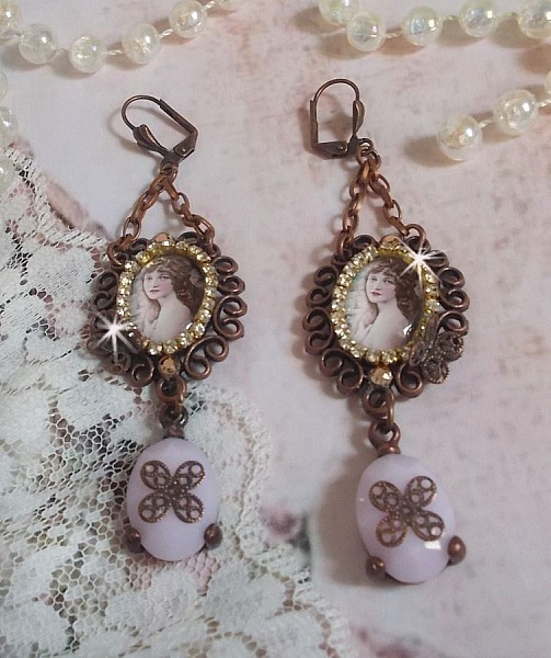 BO Blondy Roses cr&eacute;&eacute;es avec des cabochons PureCrystal, des cabochons loupes, des m&eacute;daillons et une cha&icirc;ne strass