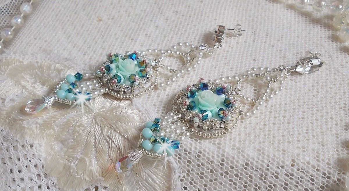 BO Blue Flowers brod&eacute;es avec des cabochons en forme de rose R&eacute;sine, toupies Jet AB2X, perles rondes nacr&eacute;es, navettes et cha&icirc;ne en Cristal. Le tout est orn&eacute; de rocailles et farfalles