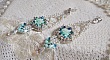 BO Blue Flowers brod&eacute;es avec des cabochons en forme de rose R&eacute;sine, toupies Jet AB2X, perles rondes nacr&eacute;es, navettes et cha&icirc;ne en Cristal. Le tout est orn&eacute; de rocailles et farfalles