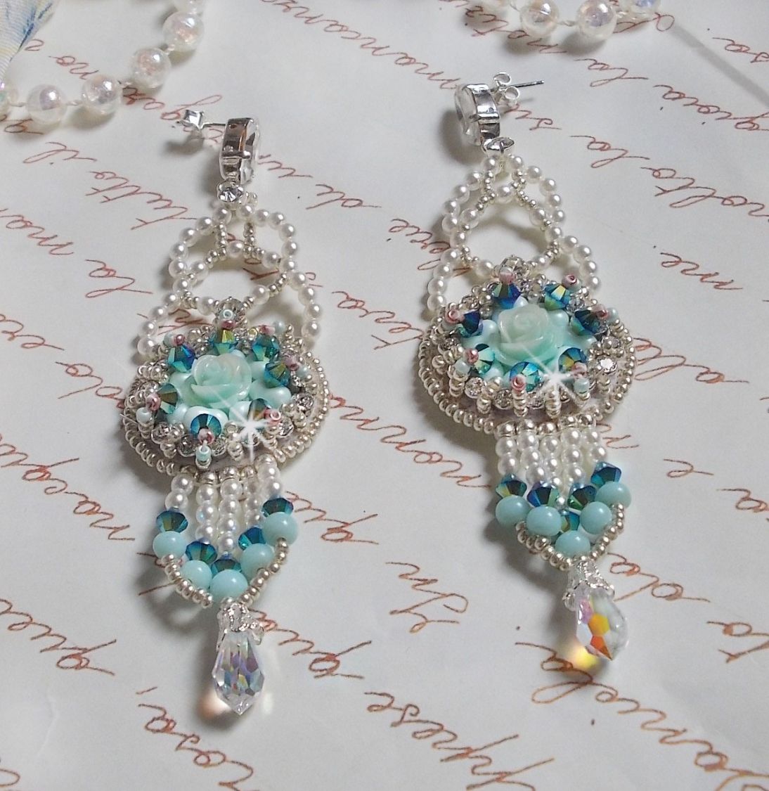BO Blue Flowers brod&eacute;es avec des cabochons en forme de rose R&eacute;sine, toupies Jet AB2X, perles rondes nacr&eacute;es, navettes et cha&icirc;ne en Cristal. Le tout est orn&eacute; de rocailles et farfalles