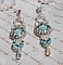 BO Blue Flowers brod&eacute;es avec des cabochons en forme de rose R&eacute;sine, toupies Jet AB2X, perles rondes nacr&eacute;es, navettes et cha&icirc;ne en Cristal. Le tout est orn&eacute; de rocailles et farfalles