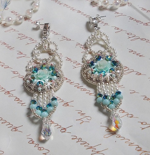 BO Blue Flowers brod&eacute;es avec des cabochons en forme de rose R&eacute;sine, toupies Jet AB2X, perles rondes nacr&eacute;es, navettes et cha&icirc;ne en Cristal. Le tout est orn&eacute; de rocailles et farfalles