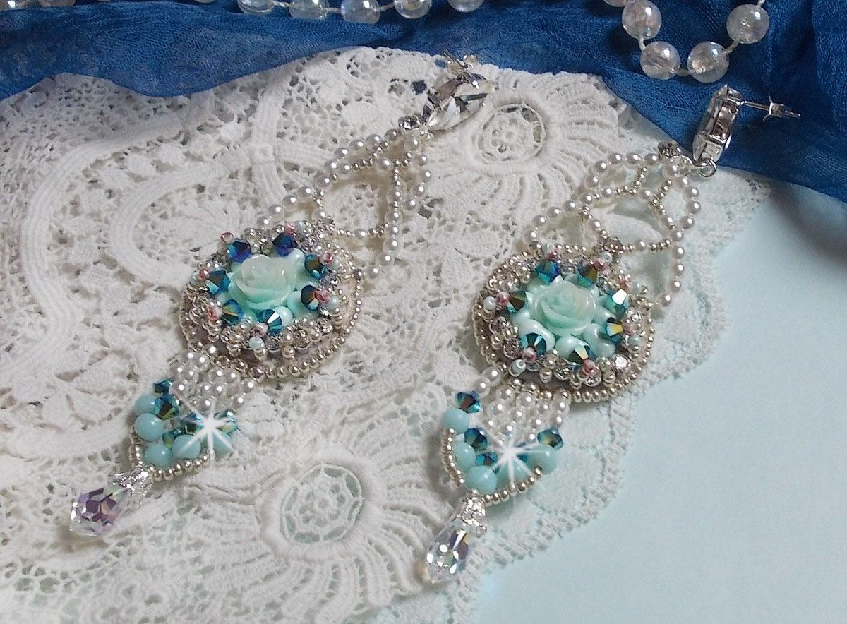 BO Blue Flowers brod&eacute;es avec des cabochons en forme de rose R&eacute;sine, toupies Jet AB2X, perles rondes nacr&eacute;es, navettes et cha&icirc;ne en Cristal. Le tout est orn&eacute; de rocailles et farfalles