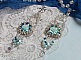 BO Blue Flowers brod&eacute;es avec des cabochons en forme de rose R&eacute;sine, toupies Jet AB2X, perles rondes nacr&eacute;es, navettes et cha&icirc;ne en Cristal. Le tout est orn&eacute; de rocailles et farfalles