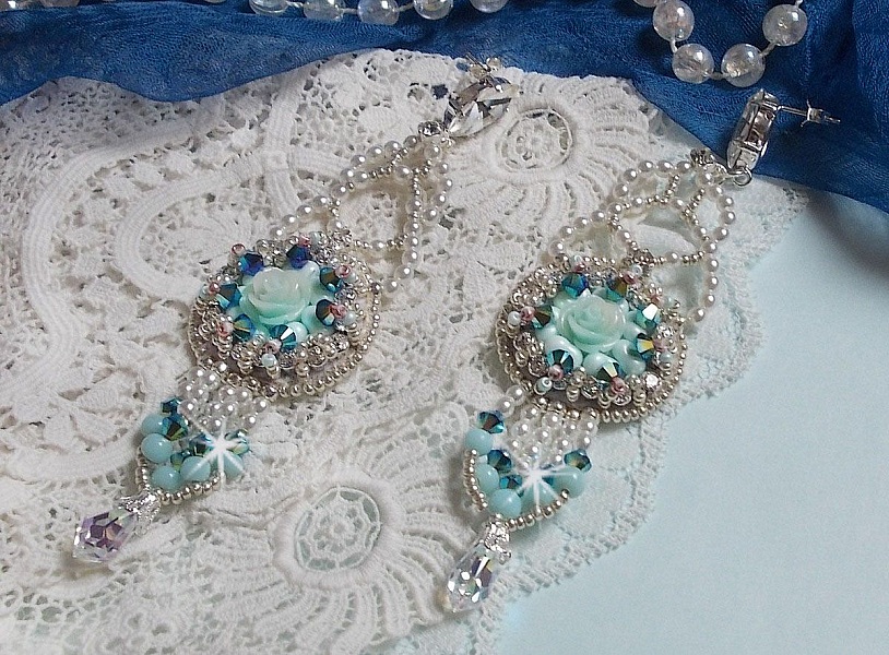 BO Blue Flowers brod&eacute;es avec des cabochons en forme de rose R&eacute;sine, toupies Jet AB2X, perles rondes nacr&eacute;es, navettes et cha&icirc;ne en Cristal. Le tout est orn&eacute; de rocailles et farfalles