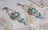 BO Blue Flowers brod&eacute;es avec des cabochons en forme de rose R&eacute;sine, toupies Jet AB2X, perles rondes nacr&eacute;es, navettes et cha&icirc;ne en Cristal. Le tout est orn&eacute; de rocailles et farfalles