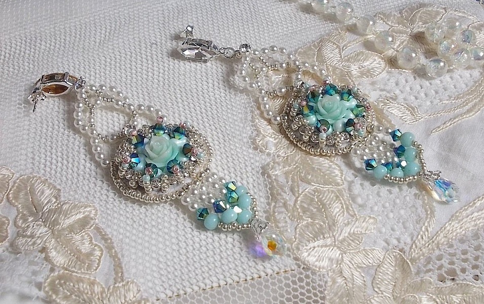 BO Blue Flowers brod&eacute;es avec des cabochons en forme de rose R&eacute;sine, toupies Jet AB2X, perles rondes nacr&eacute;es, navettes et cha&icirc;ne en Cristal. Le tout est orn&eacute; de rocailles et farfalles