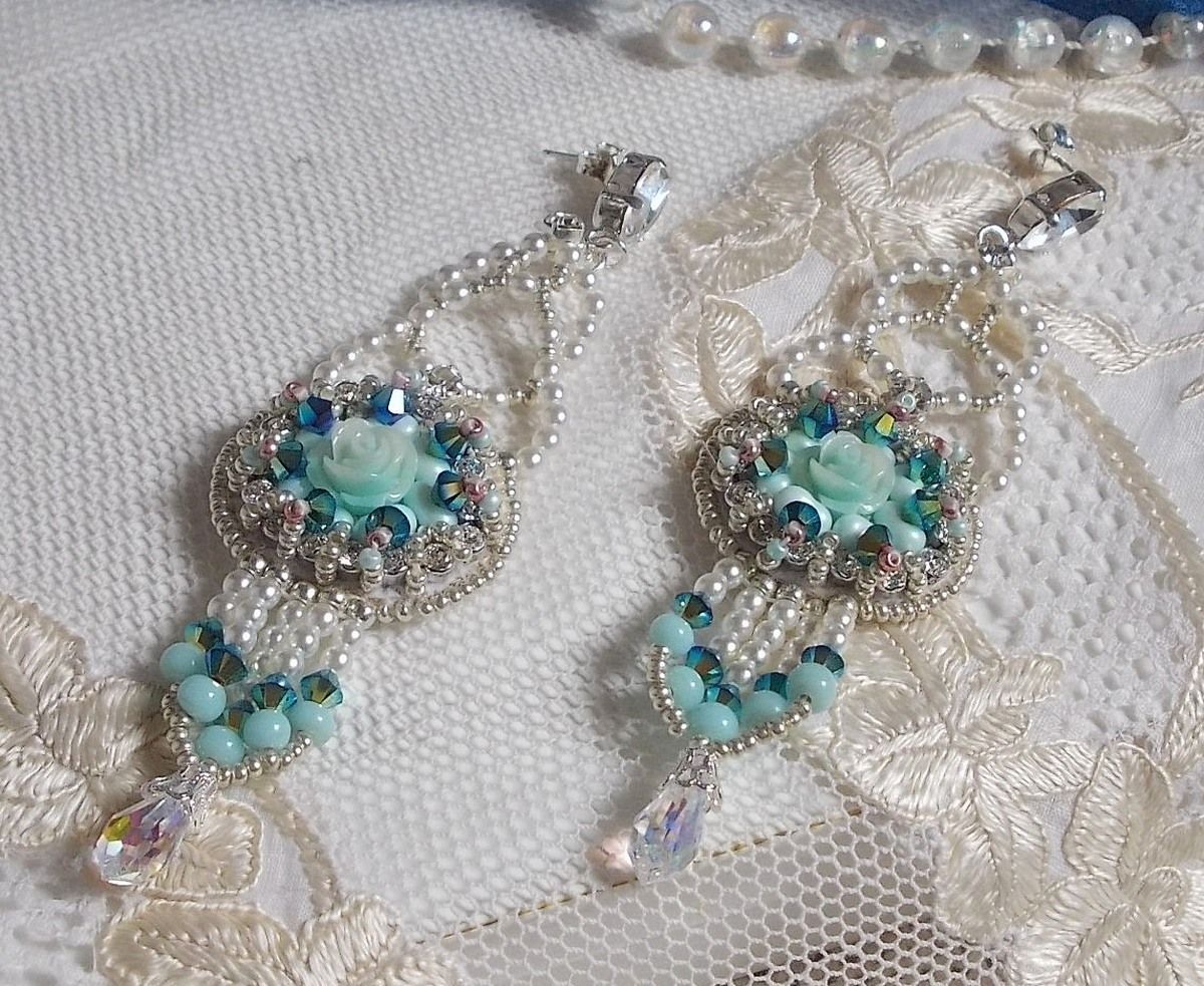 BO Blue Flowers brod&eacute;es avec des cabochons en forme de rose R&eacute;sine, toupies Jet AB2X, perles rondes nacr&eacute;es, navettes et cha&icirc;ne en Cristal. Le tout est orn&eacute; de rocailles et farfalles