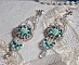 BO Blue Flowers brod&eacute;es avec des cabochons en forme de rose R&eacute;sine, toupies Jet AB2X, perles rondes nacr&eacute;es, navettes et cha&icirc;ne en Cristal. Le tout est orn&eacute; de rocailles et farfalles