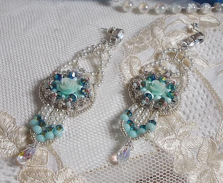 BO Blue Flowers brod&eacute;es avec des cabochons en forme de rose R&eacute;sine, toupies Jet AB2X, perles rondes nacr&eacute;es, navettes et cha&icirc;ne en Cristal. Le tout est orn&eacute; de rocailles et farfalles