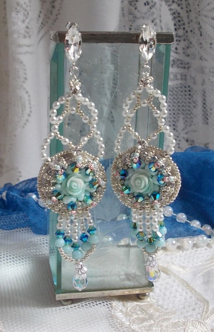 BO Blue Flowers brod&eacute;es avec des cabochons en forme de rose R&eacute;sine, toupies Jet AB2X, perles rondes nacr&eacute;es, navettes et cha&icirc;ne en Cristal. Le tout est orn&eacute; de rocailles et farfalles