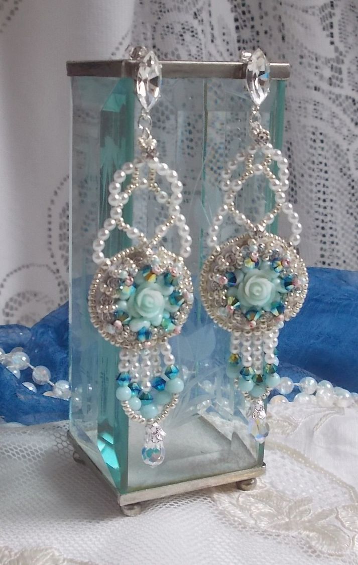BO Blue Flowers brod&eacute;es avec des cabochons en forme de rose R&eacute;sine, toupies Jet AB2X, perles rondes nacr&eacute;es, navettes et cha&icirc;ne en Cristal. Le tout est orn&eacute; de rocailles et farfalles