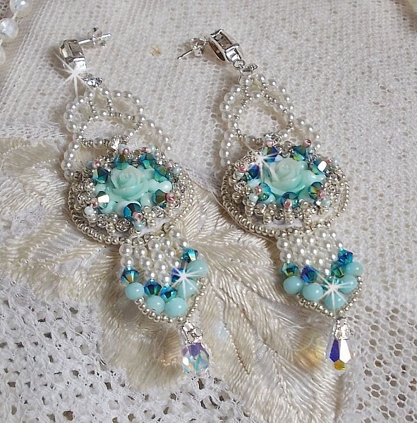 BO Blue Flowers brod&eacute;es avec des cabochons en forme de rose R&eacute;sine, toupies Jet AB2X, perles rondes nacr&eacute;es, navettes et cha&icirc;ne en Cristal. Le tout est orn&eacute; de rocailles et farfalles