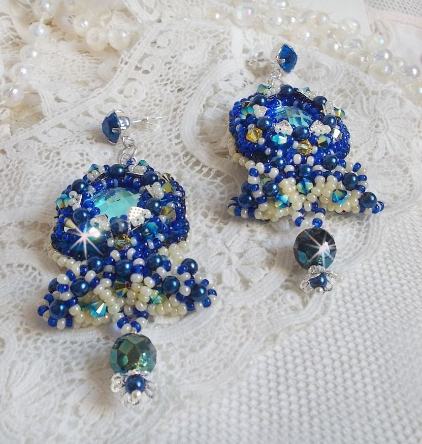 BO Blue Palace brod&eacute;es avec des cabochons facett&eacute;es en verre, des coupelles en forme de fleurs filigran&eacute;es, perles rondes facett&eacute;es Bleu-Marine AB et rocailles. Mont&eacute;es sur des clous en Argent 925
