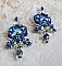 BO Blue Palace brod&eacute;es avec des cabochons facett&eacute;es en verre, des coupelles en forme de fleurs filigran&eacute;es, perles rondes facett&eacute;es Bleu-Marine AB et rocailles. Mont&eacute;es sur des clous en Argent 925