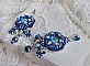BO Blue Palace brod&eacute;es avec des cabochons facett&eacute;es en verre, des coupelles en forme de fleurs filigran&eacute;es, perles rondes facett&eacute;es Bleu-Marine AB et rocailles. Mont&eacute;es sur des clous en Argent 925