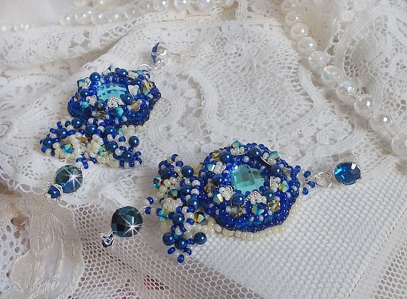 BO Blue Palace brod&eacute;es avec des cabochons facett&eacute;es en verre, des coupelles en forme de fleurs filigran&eacute;es, perles rondes facett&eacute;es Bleu-Marine AB et rocailles. Mont&eacute;es sur des clous en Argent 925