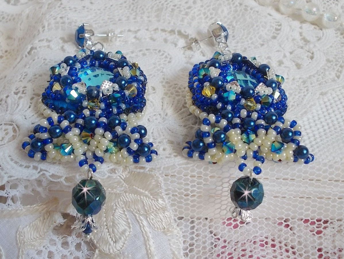 BO Blue Palace brod&eacute;es avec des cabochons facett&eacute;es en verre, des coupelles en forme de fleurs filigran&eacute;es, perles rondes facett&eacute;es Bleu-Marine AB et rocailles. Mont&eacute;es sur des clous en Argent 925