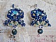 BO Blue Palace brod&eacute;es avec des cabochons facett&eacute;es en verre, des coupelles en forme de fleurs filigran&eacute;es, perles rondes facett&eacute;es Bleu-Marine AB et rocailles. Mont&eacute;es sur des clous en Argent 925