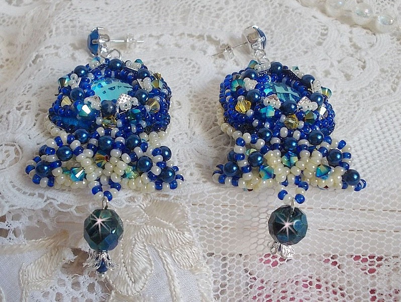 BO Blue Palace brod&eacute;es avec des cabochons facett&eacute;es en verre, des coupelles en forme de fleurs filigran&eacute;es, perles rondes facett&eacute;es Bleu-Marine AB et rocailles. Mont&eacute;es sur des clous en Argent 925