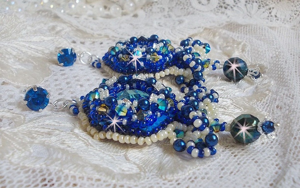 BO Blue Palace brod&eacute;es avec des cabochons facett&eacute;es en verre, des coupelles en forme de fleurs filigran&eacute;es, perles rondes facett&eacute;es Bleu-Marine AB et rocailles. Mont&eacute;es sur des clous en Argent 925