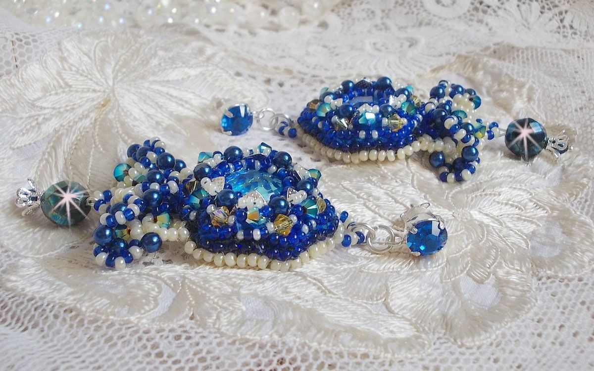 BO Blue Palace brod&eacute;es avec des cabochons facett&eacute;es en verre, des coupelles en forme de fleurs filigran&eacute;es, perles rondes facett&eacute;es Bleu-Marine AB et rocailles. Mont&eacute;es sur des clous en Argent 925