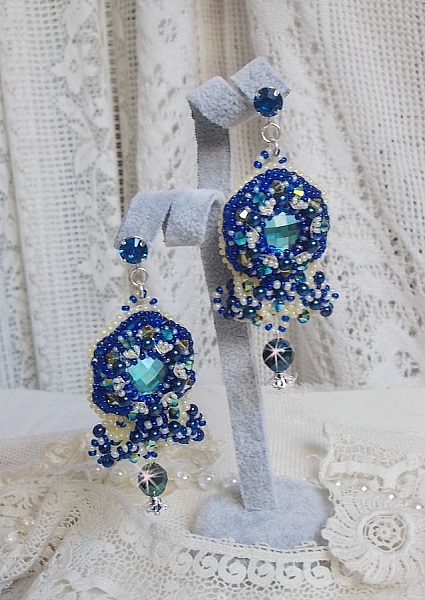 BO Blue Palace brod&eacute;es avec des cabochons facett&eacute;es en verre, des coupelles en forme de fleurs filigran&eacute;es, perles rondes facett&eacute;es Bleu-Marine AB et rocailles. Mont&eacute;es sur des clous en Argent 925