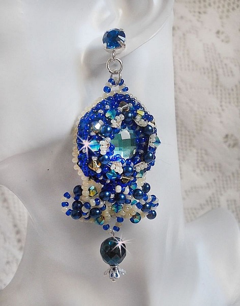 BO Blue Palace brod&eacute;es avec des cabochons facett&eacute;es en verre, des coupelles en forme de fleurs filigran&eacute;es, perles rondes facett&eacute;es Bleu-Marine AB et rocailles. Mont&eacute;es sur des clous en Argent 925