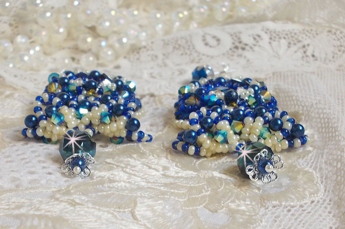 BO Blue Palace brod&eacute;es avec des cabochons facett&eacute;es en verre, des coupelles en forme de fleurs filigran&eacute;es, perles rondes facett&eacute;es Bleu-Marine AB et rocailles. Mont&eacute;es sur des clous en Argent 925