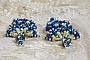 BO Blue Palace brod&eacute;es avec des cabochons facett&eacute;es en verre, des coupelles en forme de fleurs filigran&eacute;es, perles rondes facett&eacute;es Bleu-Marine AB et rocailles. Mont&eacute;es sur des clous en Argent 925