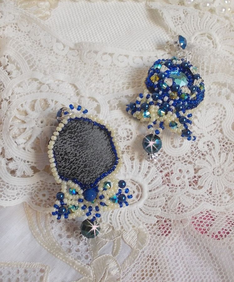 BO Blue Palace brod&eacute;es avec des cabochons facett&eacute;es en verre, des coupelles en forme de fleurs filigran&eacute;es, perles rondes facett&eacute;es Bleu-Marine AB et rocailles. Mont&eacute;es sur des clous en Argent 925
