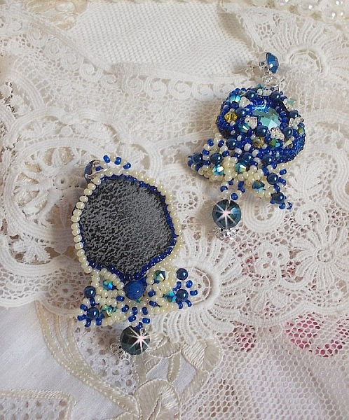BO Blue Palace brod&eacute;es avec des cabochons facett&eacute;es en verre, des coupelles en forme de fleurs filigran&eacute;es, perles rondes facett&eacute;es Bleu-Marine AB et rocailles. Mont&eacute;es sur des clous en Argent 925
