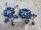 BO Blue Palace brod&eacute;es avec des cabochons facett&eacute;es en verre, des coupelles en forme de fleurs filigran&eacute;es, perles rondes facett&eacute;es Bleu-Marine AB et rocailles. Mont&eacute;es sur des clous en Argent 925