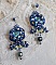 BO Blue Palace brod&eacute;es avec des cabochons facett&eacute;es en verre, des coupelles en forme de fleurs filigran&eacute;es, perles rondes facett&eacute;es Bleu-Marine AB et rocailles. Mont&eacute;es sur des clous en Argent 925