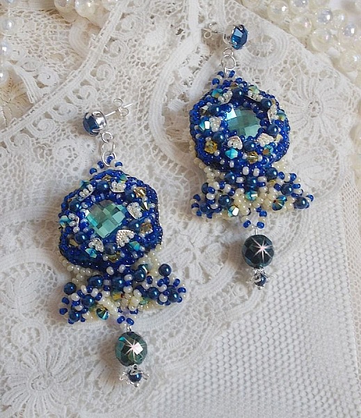 BO Blue Palace brod&eacute;es avec des cabochons facett&eacute;es en verre, des coupelles en forme de fleurs filigran&eacute;es, perles rondes facett&eacute;es Bleu-Marine AB et rocailles. Mont&eacute;es sur des clous en Argent 925