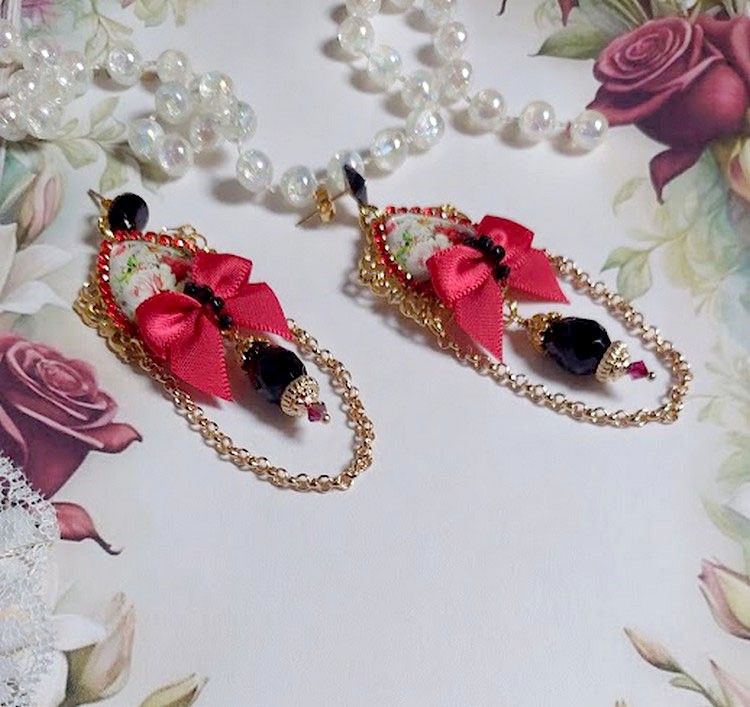 BO Bonheur mont&eacute;es avec cabochons poires, n&oelig;ud satin, cha&icirc;ne strass, gouttes et cristal Swarovski