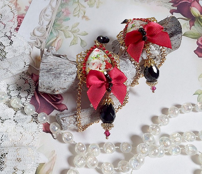 BO Bonheur mont&eacute;es avec cabochons poires, n&oelig;ud satin, cha&icirc;ne strass, gouttes et cristal Swarovski