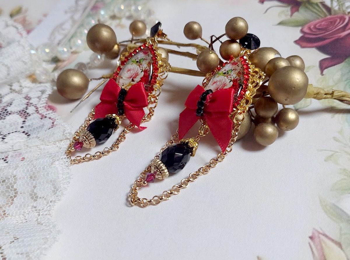 BO Bonheur mont&eacute;es avec cabochons poires, n&oelig;ud satin, cha&icirc;ne strass, gouttes et cristal Swarovski