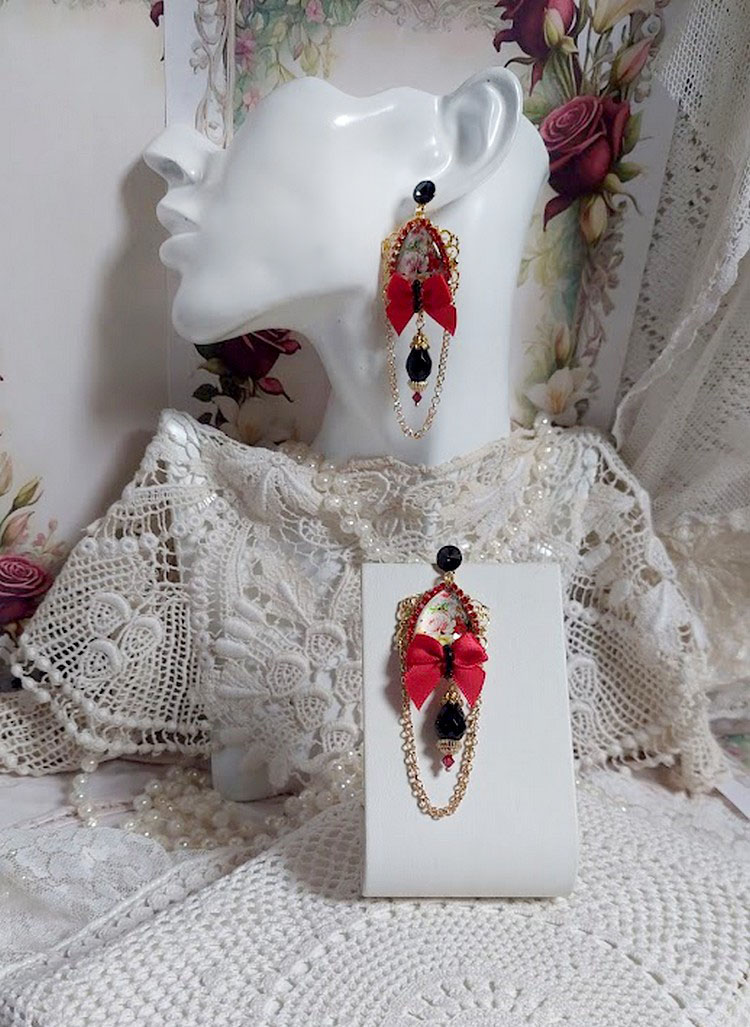BO Bonheur mont&eacute;es avec cabochons poires, n&oelig;ud satin, cha&icirc;ne strass, gouttes et cristal Swarovski