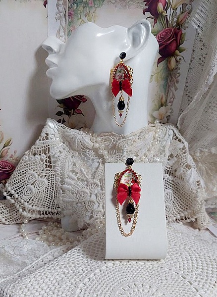 BO Bonheur mont&eacute;es avec cabochons poires, n&oelig;ud satin, cha&icirc;ne strass, gouttes et cristal Swarovski