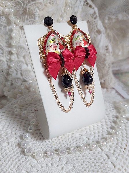 BO Bonheur mont&eacute;es avec cabochons poires, n&oelig;ud satin, cha&icirc;ne strass, gouttes et cristal Swarovski