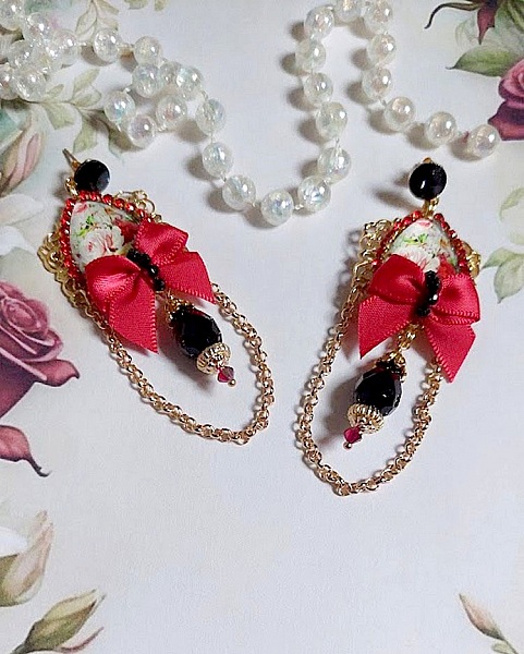 BO Bonheur mont&eacute;es avec cabochons poires, n&oelig;ud satin, cha&icirc;ne strass, gouttes et cristal Swarovski